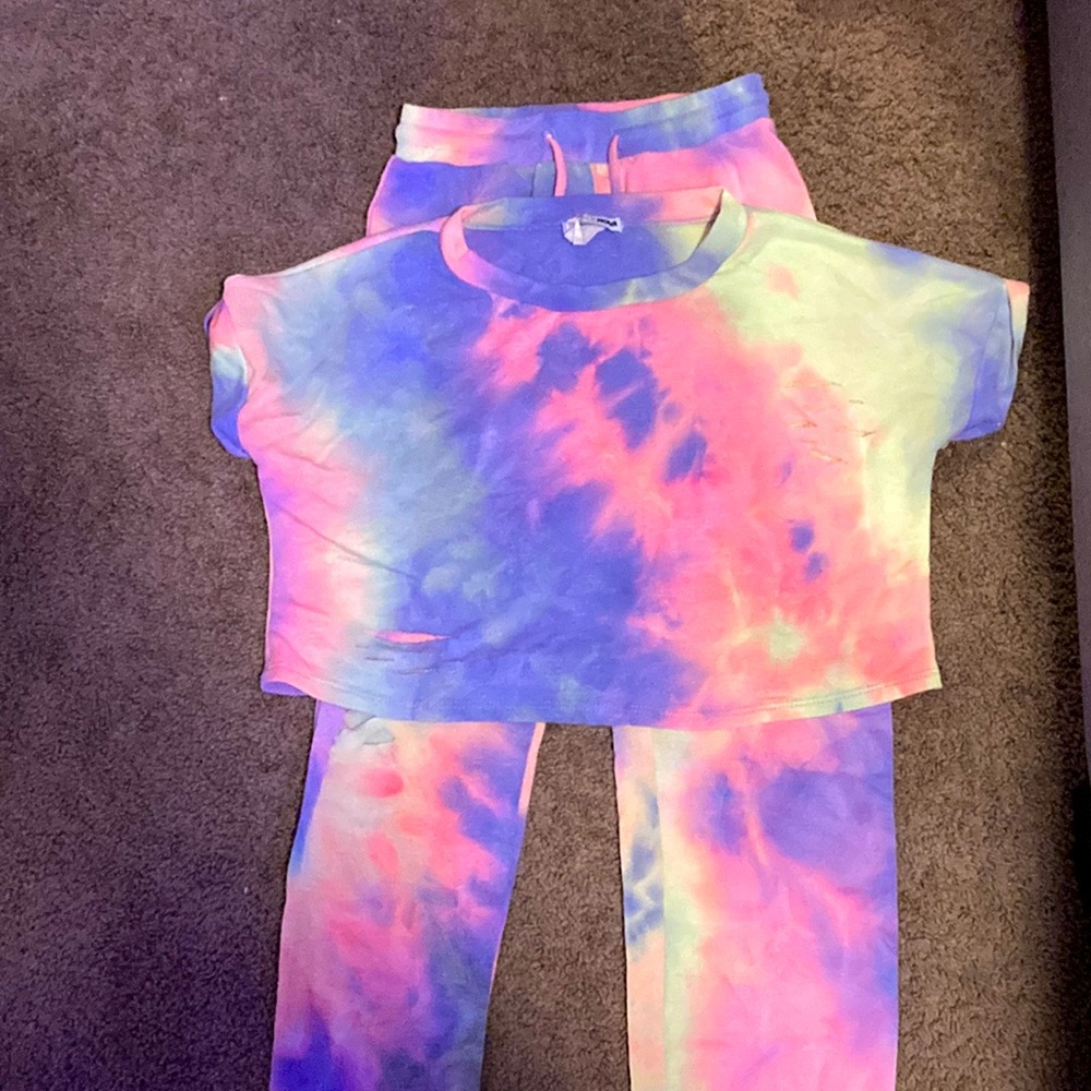 This is a fashion nova set never been worn multi colored very comfortable
